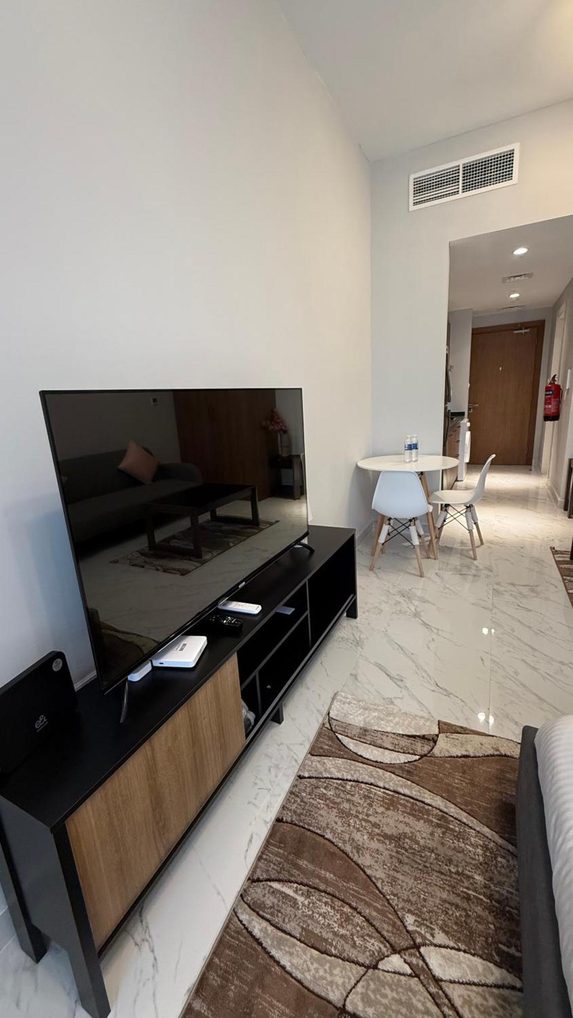 Dream F1 Airport Pool & Gym Apartment