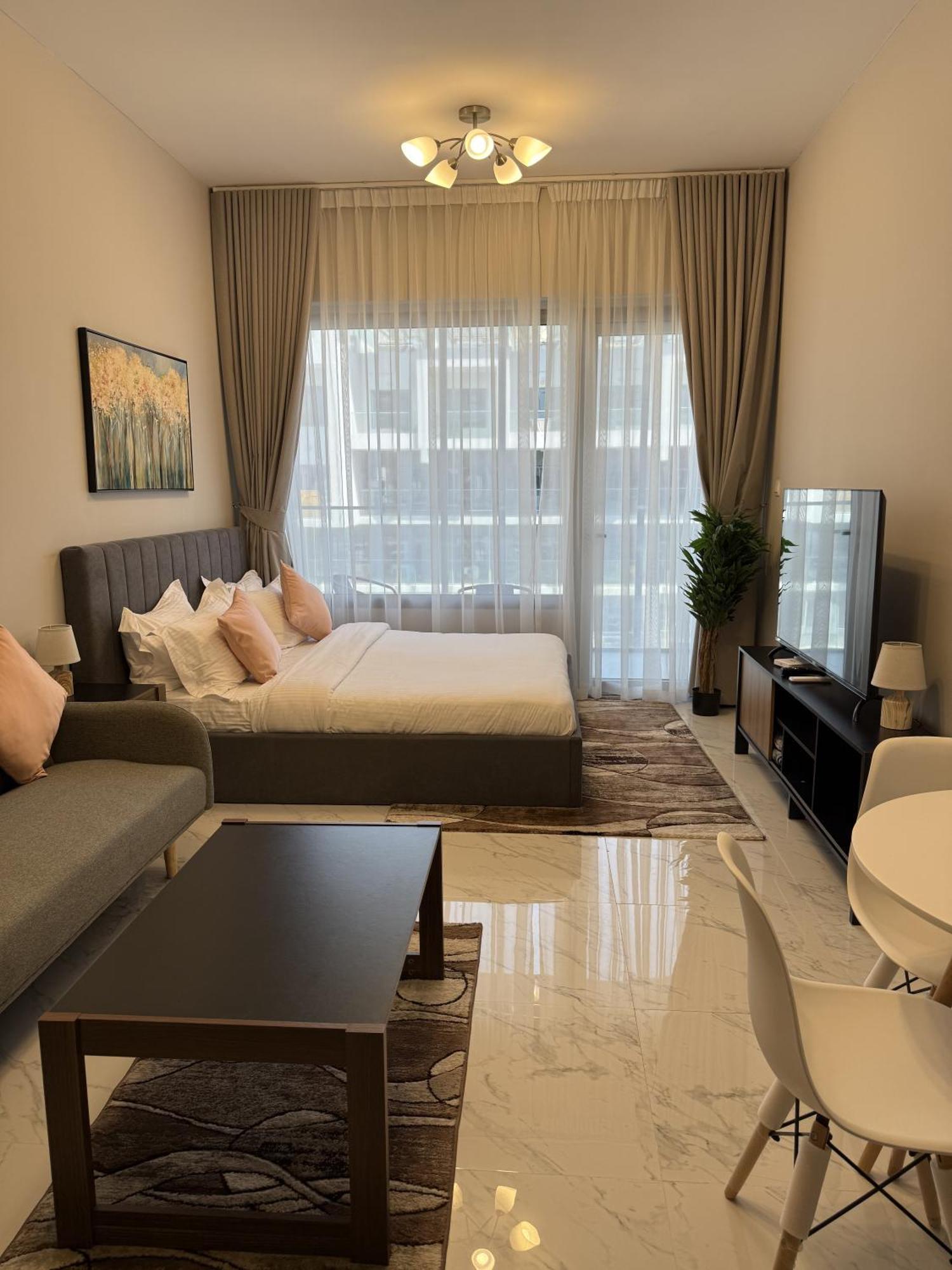 Dream F1 Airport Pool & Gym Apartment